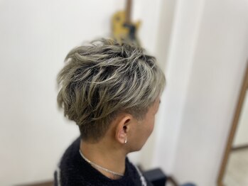 ヘア リボン(HAIR Re:BORN)の写真/メンズスタイルはWカラーで差をつける！ツーブロックで魅せる、大人カジュアルスタイル☆