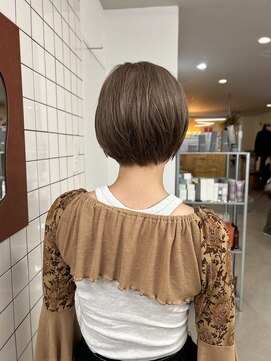 カルテ(QUARTE) 耳掛けショート　マロンブラウンベージュ　マッシュショート