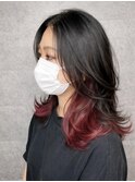 赤のインナーカラー×黒髪ミディアムヘア
