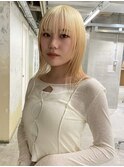 ホワイトブロンド×顔まわりレイヤー