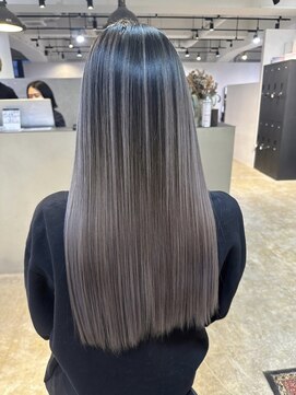 メリー オオサカ(Merly Osaka) ストレートでも映えるバレイヤージュ_contrast  gray ash_