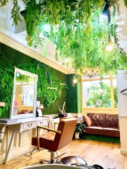 レガーロ(regalo)の写真/静かな店内で過ごすこだわりのリラックス空間はいかがですか？緑豊かなサロンで心身ともに癒しのひと時を。