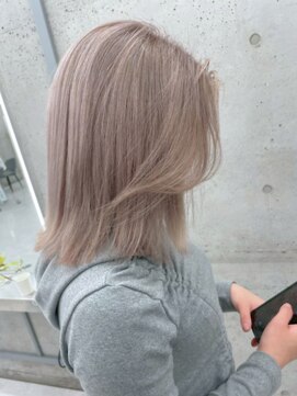 シイム(CYM) 艶髪/切りっぱなし外ハネ/ハイトーンミルクティーグレージュ