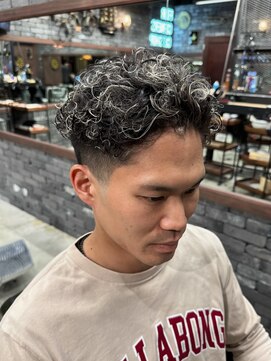 スリーセント 栄(3/cent) 刈り上げショート/パーマ/ブリーチデザイン/ホワイトブロンド