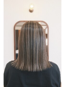 ロスカ(Loska) ミディアムボブ×ハイライト