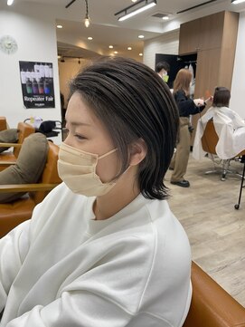 ルチナ 秦野(Lucina) ショートウルフ/インナーカラー/グレー