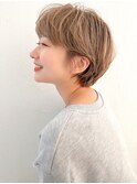 肌に馴染むベージュカラー/ふんわりマッシュショート