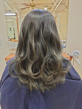 エンシニータス(Encinitas) ダークアッシュ系グレージュ/ハイライト/大人女性/ショート/ボブ