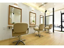 アグ ヘアー イコール 新小岩店(Agu hair equal)の雰囲気（ゆったり寛げる居心地の良い空間です。）
