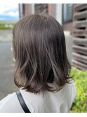 カーキアッシュ×ミディアムボブ