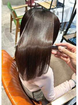 インス(ensue) 髪質改善カラー大人美人小顔レイヤースタイルショコラアッシュ