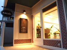 ソルト(SALT)の雰囲気（金曜日はナイター営業。お仕事帰りにも立ち寄れる。）