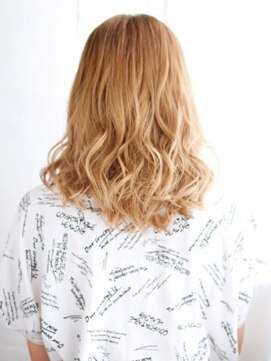 ナル 白山神社参道通り店(nalu) ハイトーンベージュの波カールスタイル