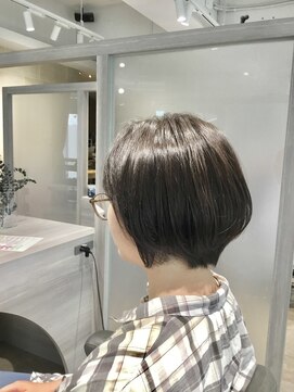 オナー(honor) 20代30代40代前下がりストレート小顔補正立体カット