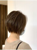 くびレイヤーエモージュ斜めバング小顔似合わせカットボブ