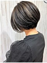 白髪を隠すから、活かすへ。大人の髪にこそ映える上品な白髪ぼかしハイライト