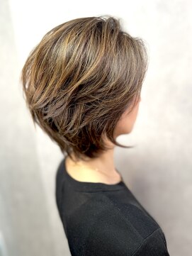 ロックス ヘアー ギャラリー(Rocks hair gallery) 白髪ぼかしハイライトでつくる大人の立体ショート