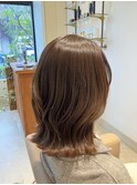 透明感が魅力の柔らかいベージュカラー