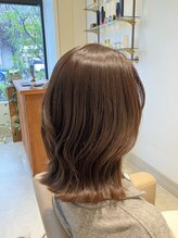 アンバー(AMBER) 透明感が魅力の柔らかいベージュカラー