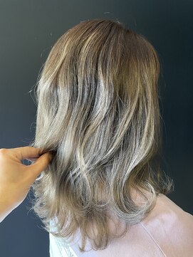 サローネデ アグスティナ バイ サンバンチ(salones de agustina by sanbanchi) グラデーションカラー×オリーブグレージュ