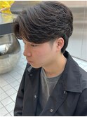 大人の抜け感を演出する、今トレンドのフェザーパーマ
