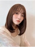 【顔まわりのレイヤーで抜け感をプラスした大人ミディ】