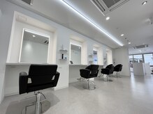 ゼロ 静岡(ZERO)の雰囲気（白を基調した明るい店内！席と席との感覚が広くなっております！）