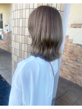 シー 岡崎(,SHE) 斜めバング/グレージュカラー/デザインカラー/東岡崎