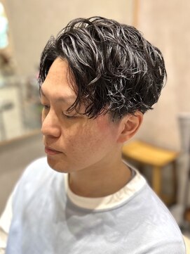 ガーデンヨコハマエスト(GARDEN YOKOHAMA est) ツーブロック アップバング 緩め スパイラルパーマ