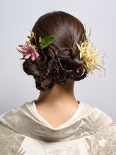 ファシー(faccie)&nbsp;花嫁 白無垢 アップスタイル × 生花 アレンジ