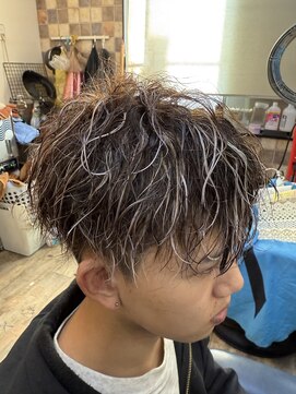 ヘアーサロン タムラ ツーブロックカット、メッシュカラー