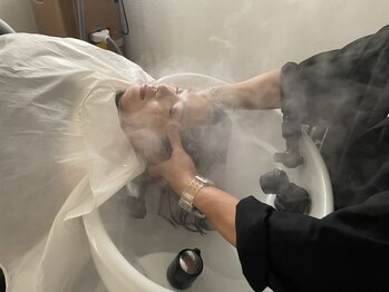 レボア スタイル(REVOIR style)の写真/ヘッドスパが自慢のREVOIR styleで極上のリラックスタイムを＊頭浸浴では心地良い水流音に癒されます◎