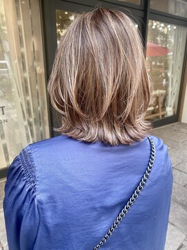 トリート 海浜幕張店(TREAT) くびれボブ 白髪ぼかしハイライト
