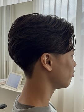 アコロン(acoron.) センターパート/ナチュラルヘア/刈り上げ/池袋メンズカット