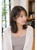 透け感レイヤーで魅せる外ハネミディ