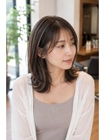 バグズ(Baguz)&nbsp;透け感レイヤーで魅せる外ハネミディ