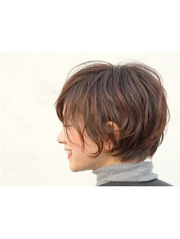 《口コミで絶賛のカット技術》大人女性を魅了する納得のカット技術で、気品のあるシルエットが長く続く。