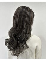 イト(ito.)&nbsp;大人ハイライトロング_グレージュカラー_ボブウルフ