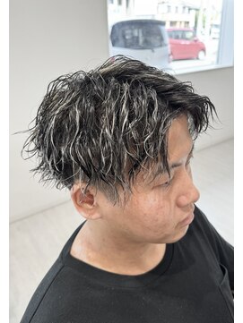 サロンドクオリア(Salon de Qualia) ハイライト/ツイストスパイラル/センターパート