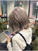 グレージュベースの外はねボブ