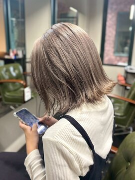 エミタス 柳通り(Emitas.) グレージュベースの外はねボブ