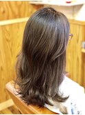 カーキグレージュ×外ハネセミディ