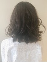 ザ エス(the S)&nbsp;ｔｈｅＳ♪アッシュカラーの外ハネふわミディ