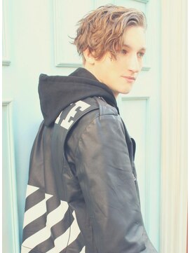 ジジバイワースホワイル(jiji by WORTH WHILE) アッシュブラックウルフマッシュパーマハイライト波巻きショート