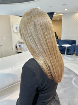 エアー 青山(AIR) ハイトーンカラーミルクティーベージュレイヤーカット