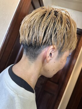 フランジェッタヘアー(Frangetta hair) ハイブリーチショート