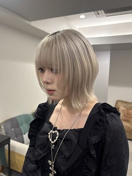 キャパ セントラル 天神 大名店(CAPA central) ホワイトベージュ ハイトーン レイヤーボブ ブリーチカラー 10代