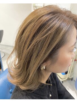 アンビエンテ(ambiente) 外ハネ  肩上ボブスタイル  アッシュベージュ  イルミナカラー