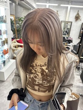 リア(riah) レイヤーカット/ホワイトミルクティー/ケアブリーチ/外国人風