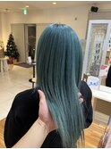 エメラルドグリーン